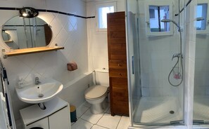 Shower, towels - Logement Avec Grande Terrasse à 2 pas de la Plage Erromardie (Saint-Jean-de-Luz)