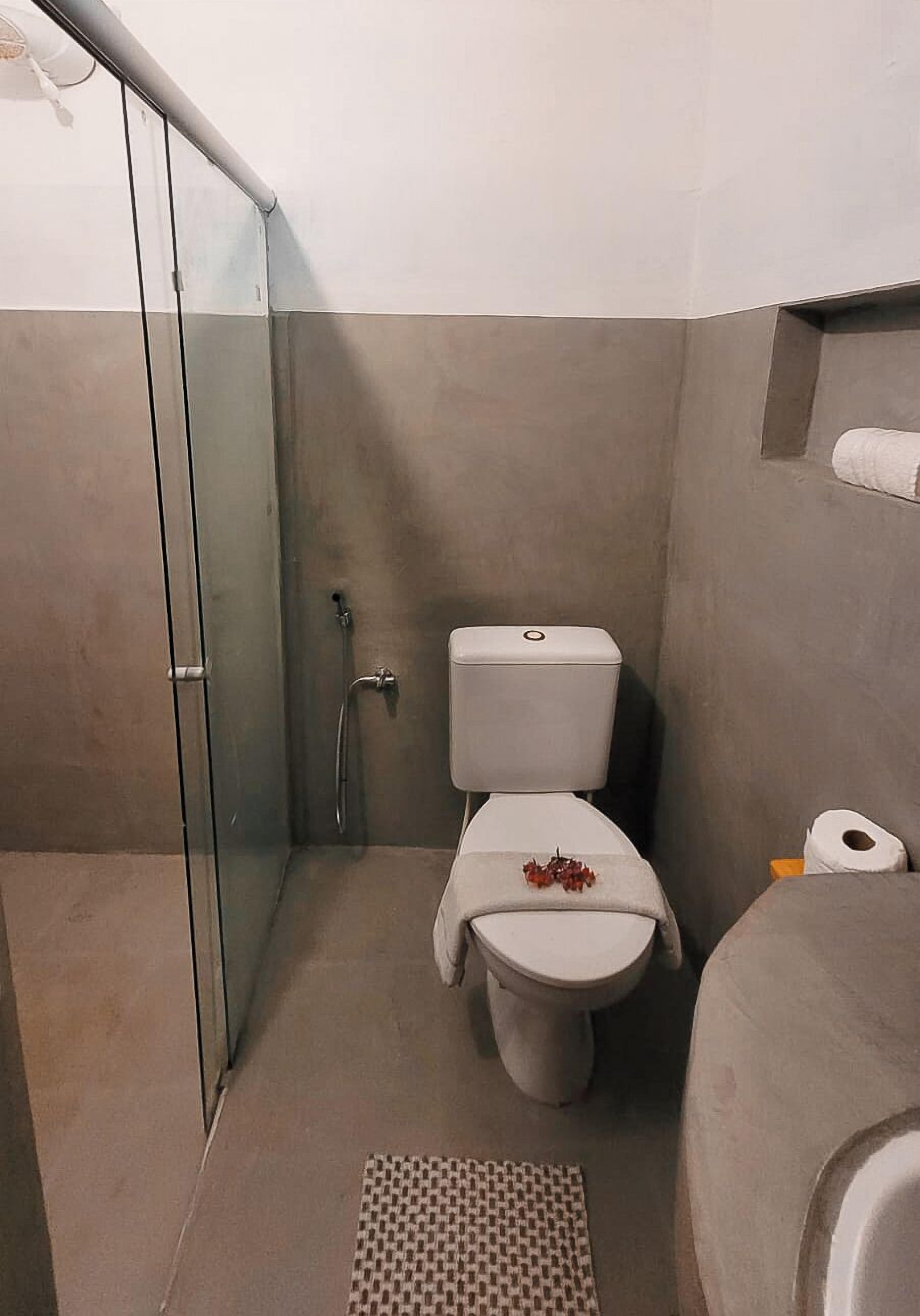 Superior-Dreibettzimmer | Badezimmer | Dusche, Handtücher, Toilettenpapier