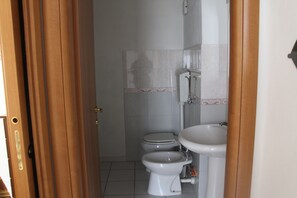Bidet, towels, soap, toilet paper - Miclara House Two-room apartment 2/3 people - "Agave" (Zanca)
