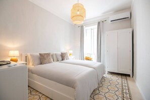 2 sovrum, skrivbord, strykjärn/strykbräda och resesäng