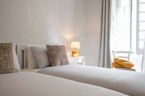 2 bedrooms, desk, iron/ironing board, travel crib - Maltese Charm / Beach Side / Table Soccer (St.Julians)