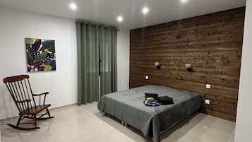 4 quartos, ferros/tábuas de passar roupa, berço de viagem