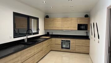 Kylskåp, mikrovågsugn, ugn och spishäll