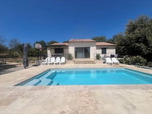 A pool with lounge chairs, a basketball hoop, and a house with a patio. - Maison Provences (La Verdiere)