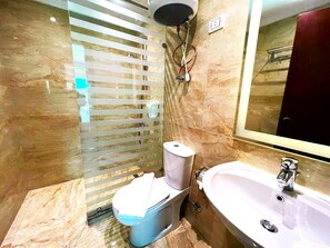 Shower, hydromassage showerhead, designer toiletries, hair dryer - Flower Pyramids Inn (Giza)