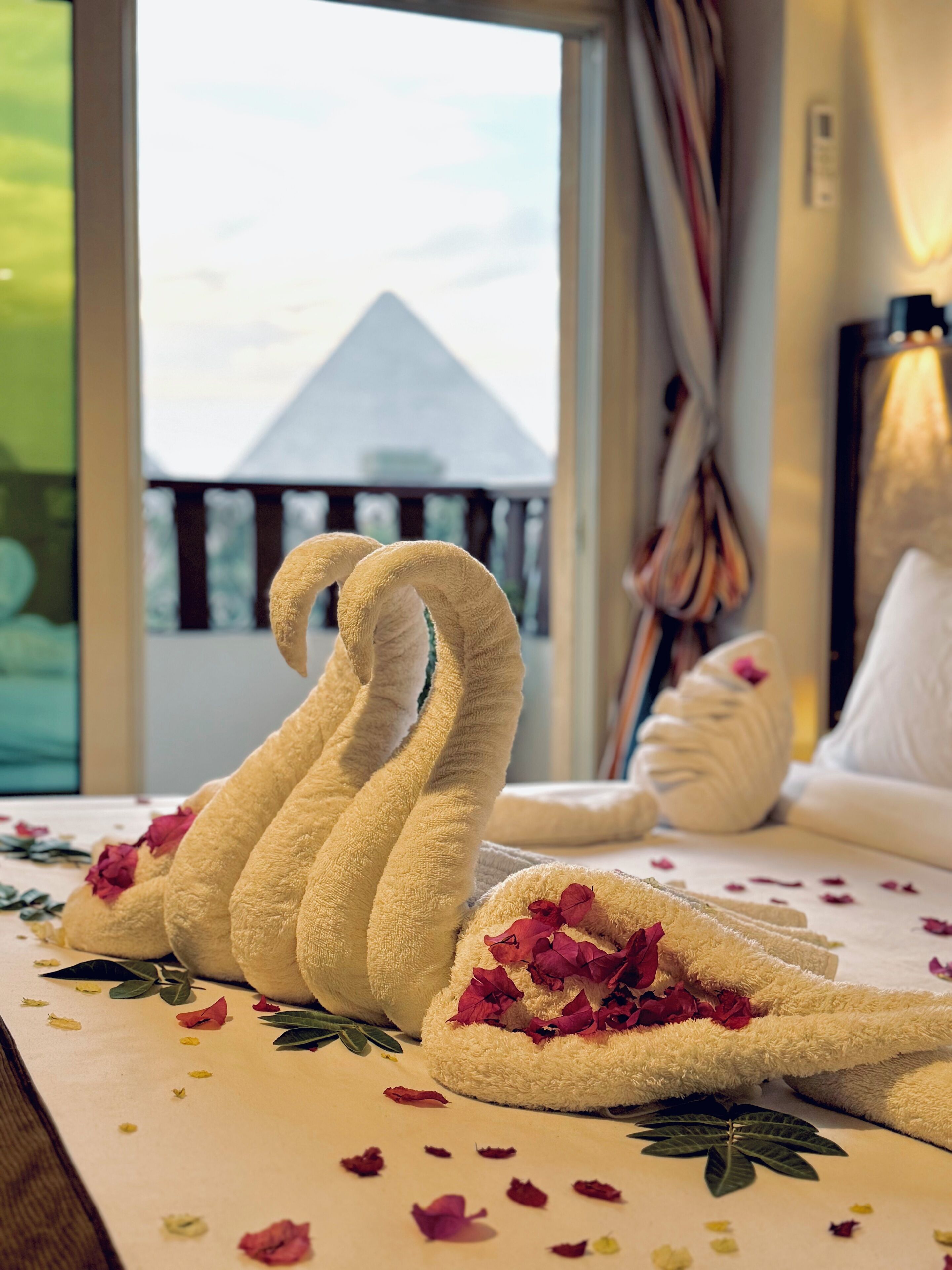 ラグジュアリー スタジオスイート | 高級寝具、セレクト コンフォート製ベッド、ミニバー (無料)、ノートパソコン用作業スペース