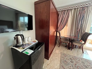 Premium bedding, Select Comfort beds, free minibar, laptop workspace - Flower Pyramids Inn (Giza)