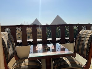 Premium bedding, Select Comfort beds, free minibar, laptop workspace - Flower Pyramids Inn (Giza)