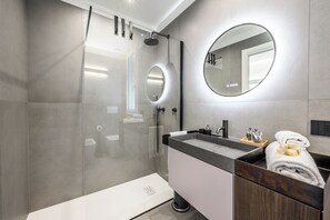 Kostenlose Toilettenartikel, Haartrockner, Hausschuhe, Handtücher