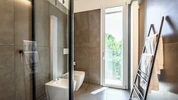 Kelengkapan dandanan diri percuma, pengering rambut, selipar, bidet