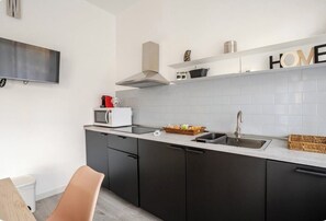 Réfrigérateur, four à micro-ondes, surface de cuisson, lave-vaisselle