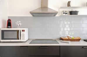 Kühlschrank, Mikrowelle, Herdplatte, Geschirrspüler