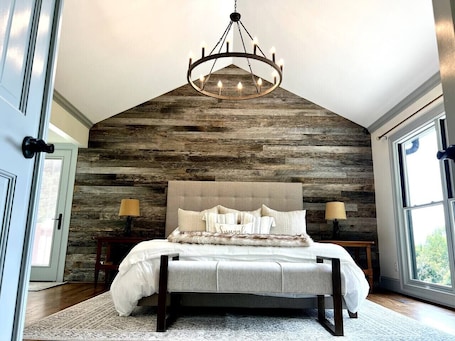 1 bedroom, iron/ironing board, WiFi, bed sheets. Romantic Luxury Cabin