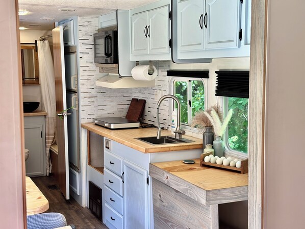 Kühlschrank, Mikrowelle, Herdplatte, Hochstuhl