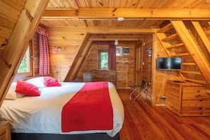 1 bedroom, premium bedding, desk, laptop workspace