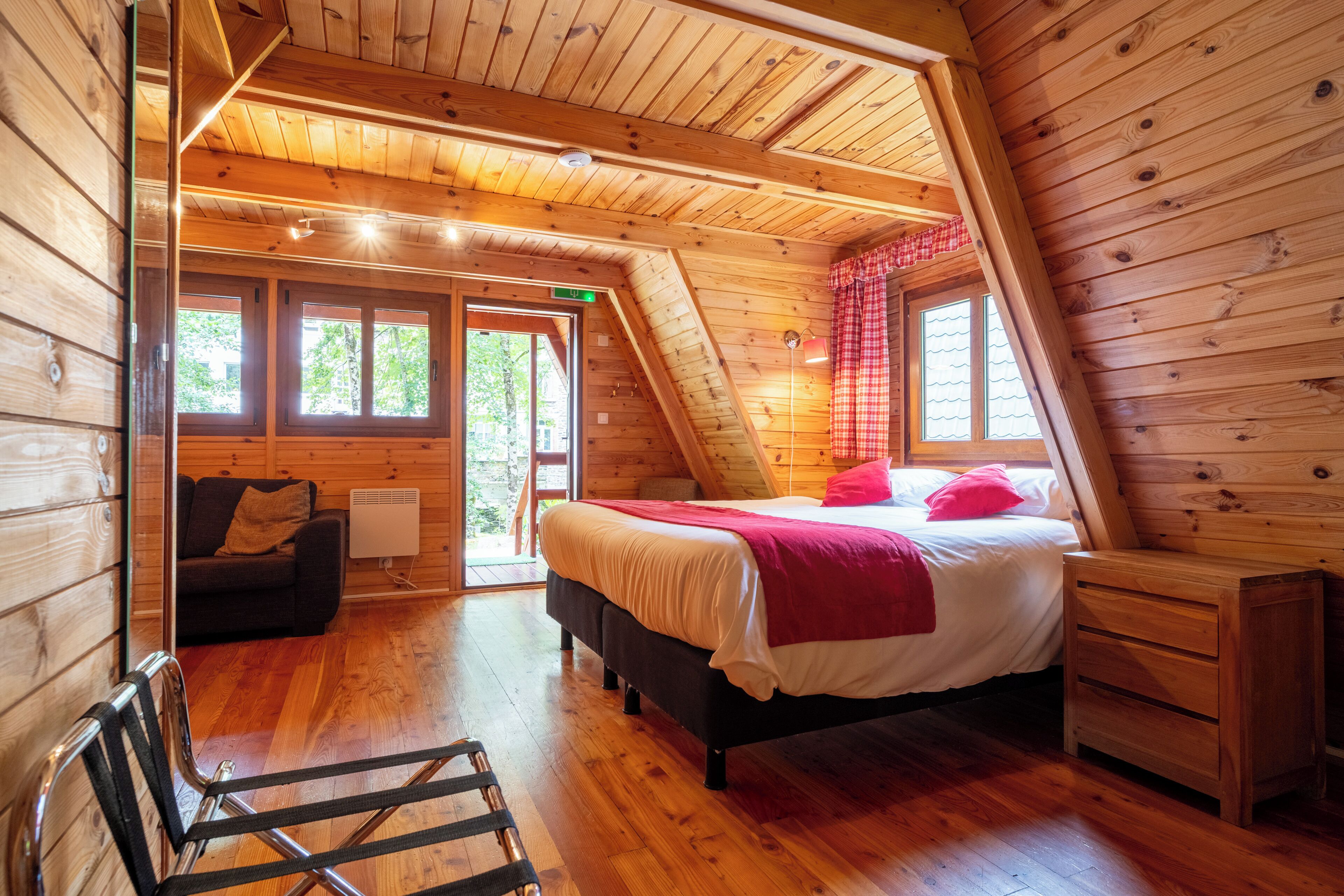 舒适小屋 | 高档床上用品、办公桌、笔记本电脑工作区、免费 WiFi