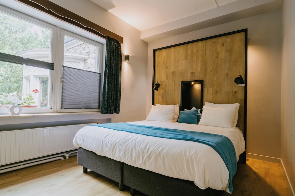 Kamar Double Comfort | 1 kamar tidur, seprai premium, meja kerja, dan ruang kerja ramah laptop