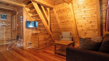 Comfort Cabin | Living area | 100-cm LCD TV with cable channels