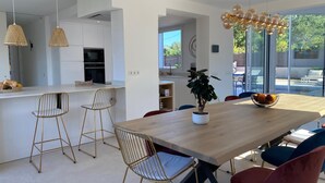 Dining - Sea views, located 600 meters from the beach.  Garden, pool, and A/C. (Sa Riera)