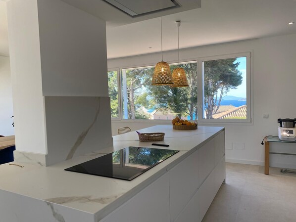 Een microgolfoven, een oven, een kookplaat, een vaatwasser