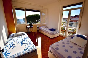 Apartamento, vista parcial para o mar | Vista do quarto