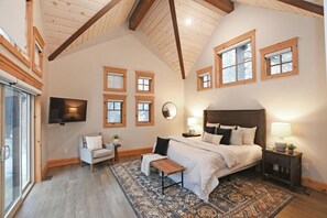 9 bedrooms, WiFi, bed sheets - Beautiful Custom Log Home nestled on 300 ft beach front (Beaverton)