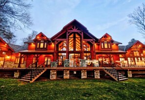 Exterior - Beautiful Custom Log Home nestled on 300 ft beach front (Beaverton)