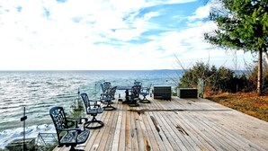 Outdoor dining - Beautiful Custom Log Home nestled on 300 ft beach front  (Beaverton)