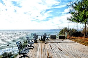 Outdoor dining - Beautiful Custom Log Home nestled on 300 ft beach front (Beaverton)