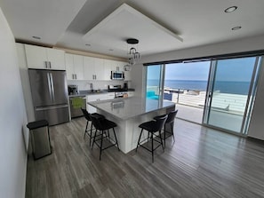 Geladeira, micro-ondas, fogão, cooktop