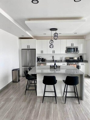 Geladeira, micro-ondas, fogão, cooktop