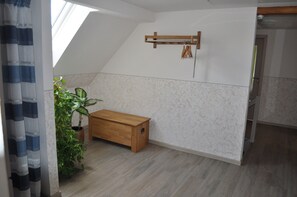 Interior - FEWO Wolfseiche apartment, in the middle of nature, directly on the cycle path charging station (Waldhufen)