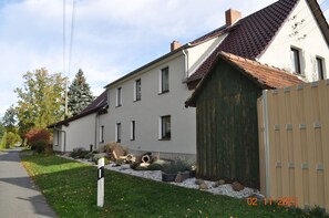 Exterior - FEWO Wolfseiche apartment, in the middle of nature, directly on the cycle path charging station (Waldhufen)