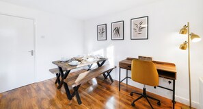 Superior Apartment, 3 Bedrooms, Kitchen | In-room dining - Brabon Road House By REDWOOD STAYS (Farnborough)
