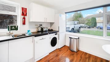 Superior Apartment, 3 Bedrooms, Kitchen | Private kitchen | Full-sized fridge, microwave, oven, stovetop