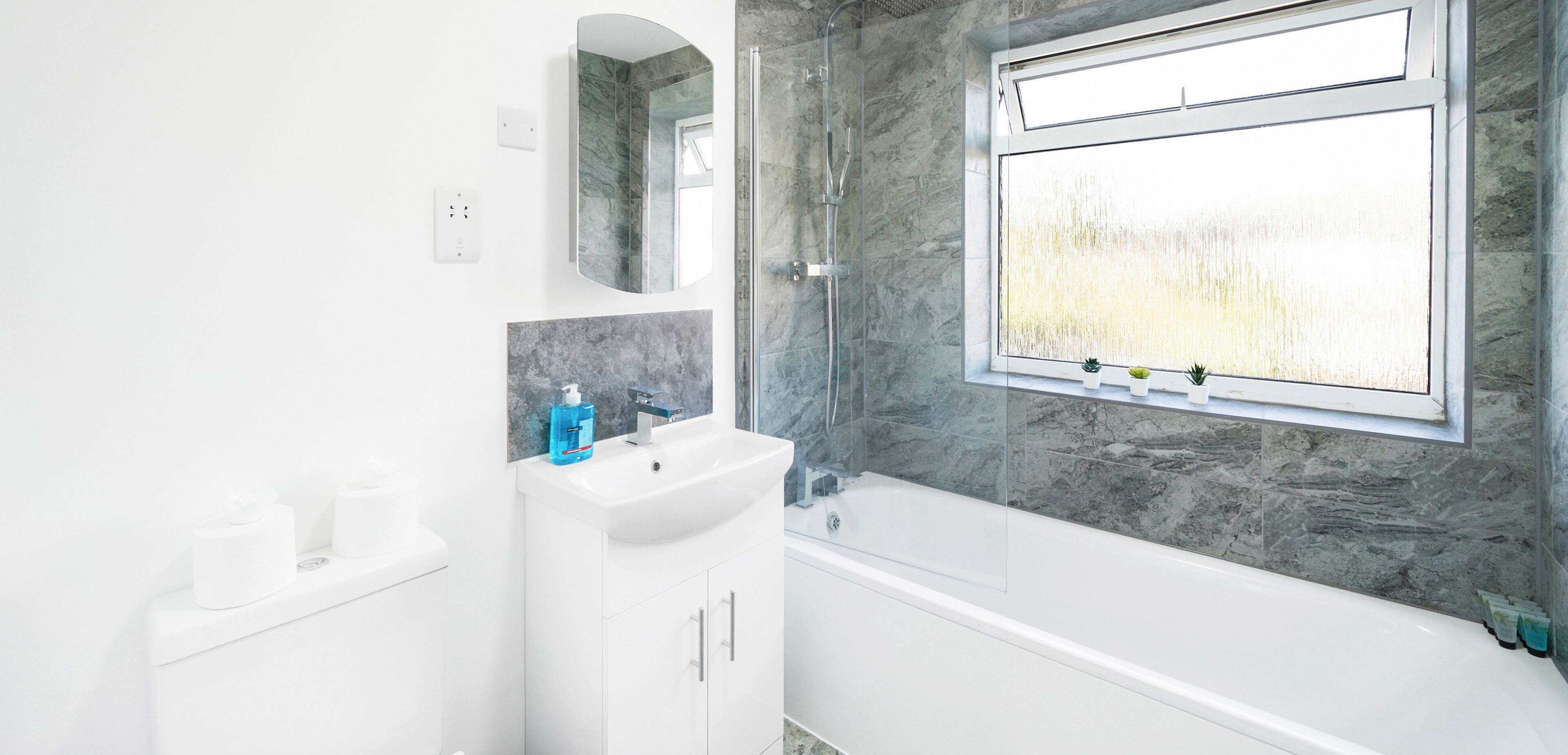Superior Apartment, 3 Bedrooms, Kitchen | Bathroom | Combined shower/tub, free toiletries, hair dryer, towels