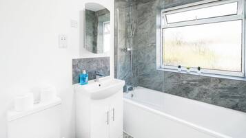 Superior Apartment, 3 Bedrooms, Kitchen | Bathroom | Combined shower/tub, free toiletries, hair dryer, towels