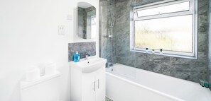 Leilighet – superior, 3 soverom, kjøkken | Bad | Kombinert dusj/badekar, toalettartikler (inkludert) og hårføner