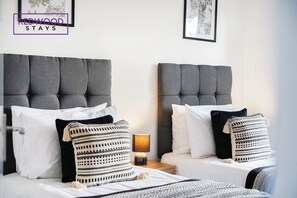 Superior Apartment, 3 Bedrooms, Kitchen - Brabon Road House By REDWOOD STAYS (Farnborough)