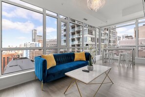 プレミア スイート | リビング エリア | 55 インチのスマ  ートテレビ (衛星放送視聴可)