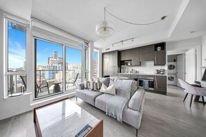 Business Suite | Living area | 55-inch Smart TV with satellite channels - The Noho Entertainment District (Toronto)