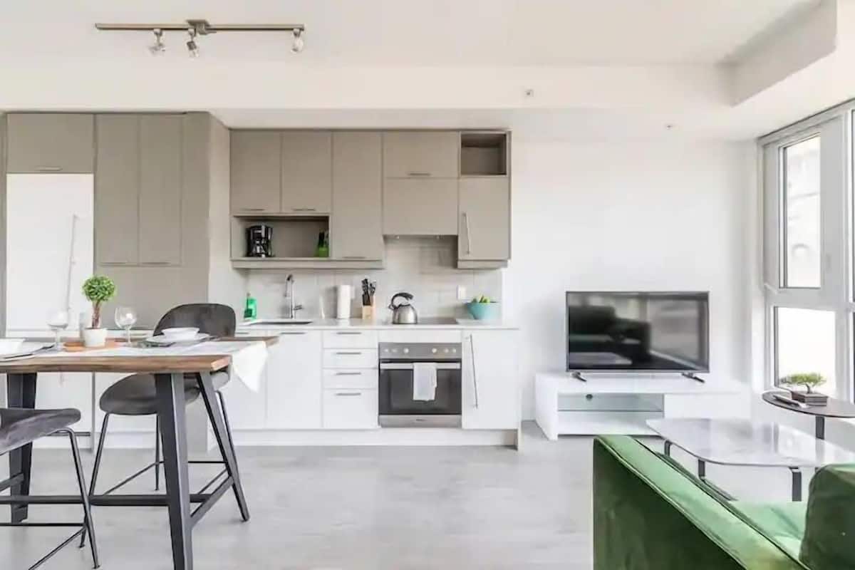 Deluxe Suite, City View | Living area | 55-inch Smart TV with satellite channels