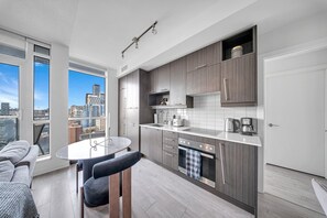 Business Suite | In-room dining - The Noho Entertainment District (Toronto)