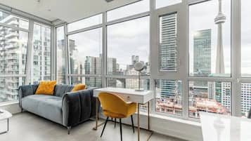 Presidential, City view | Área de sala de estar | Smart TV de 55 pulgadas con canales vía satélite