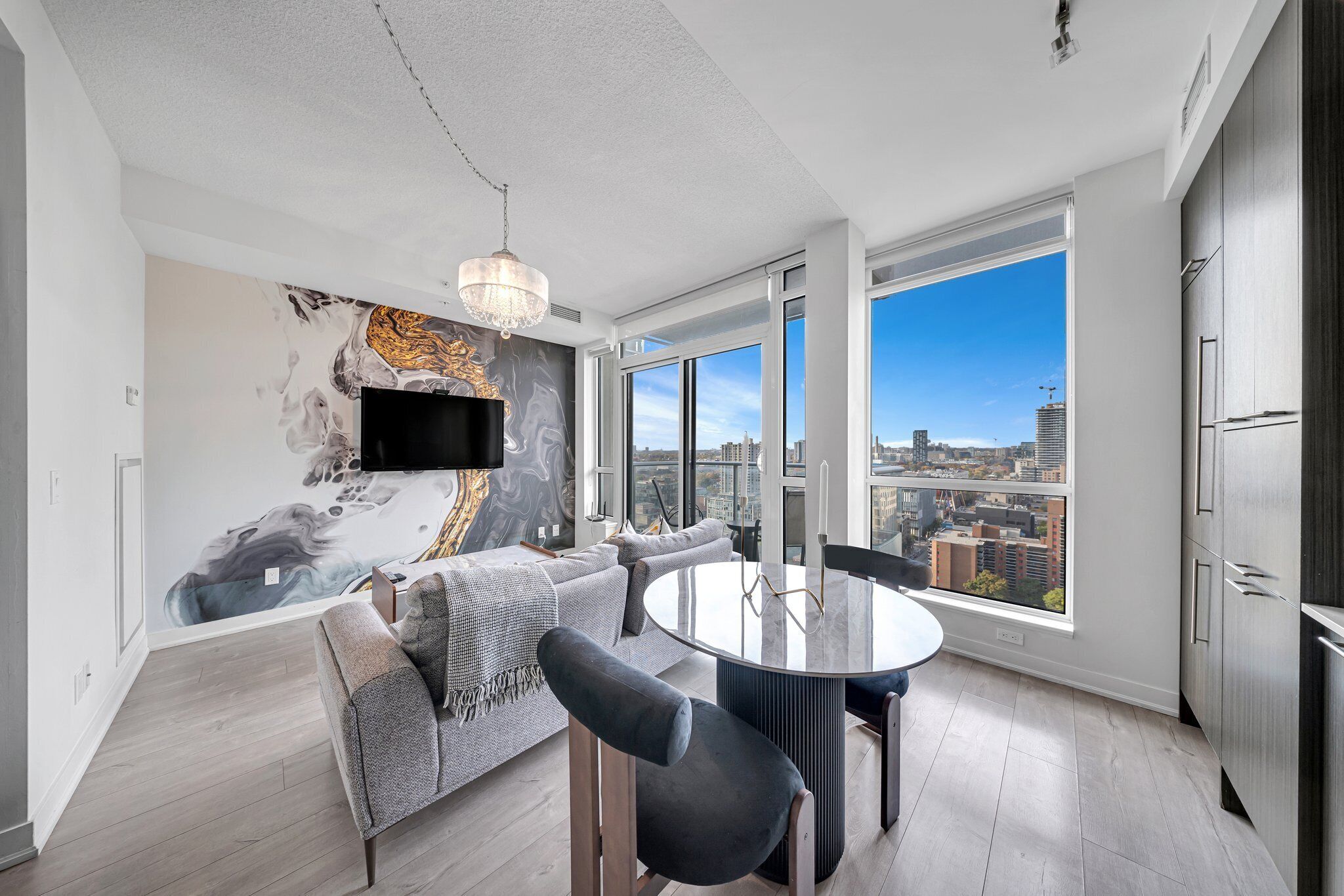 Suite Affaires | Aire de séjour | Téléviseur connecté de 55 po avec télévision par satellite