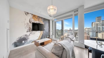 Suite – business | Oppholdsområde | En 55-tommers smart-TV med Parabol-TV