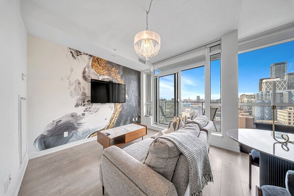 Business Suite | Living area | 55-inch Smart TV with satellite channels - The Noho Entertainment District (Toronto)