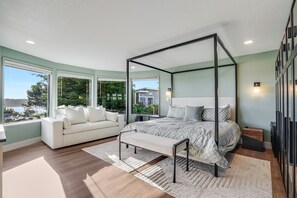 4 habitaciones, escritorio y tabla de planchar con plancha 