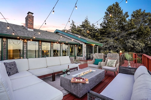 Steps to Pvt Beach on River, HotTub @pinpointstays