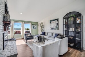 Smart TV, chimenea, libros, oficina